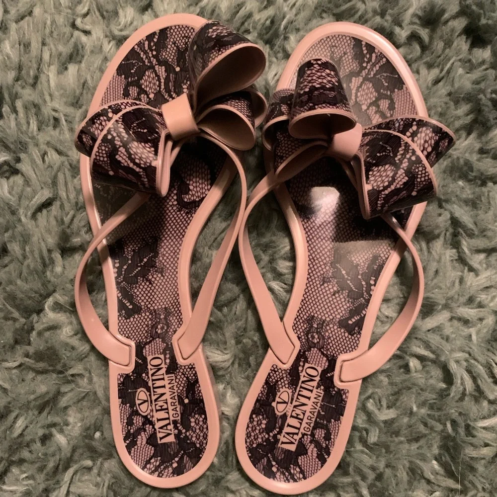 Valentino Garavani Lace Print Bow Jelly sandals Sz 38 Practically New! - Picture 3 of 4